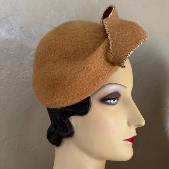 IMPRESSIVE 1950\'s MUSTARD COLOR FUZZY FELT  CAP +  BOW WITH GOLD THREAD EDGING main image 6